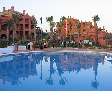 I området La Alzambra ligger bland annat Svenska skolan i Marbella.
